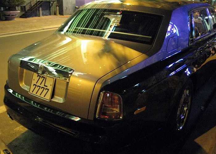 Siêu xe nổi tiếng nhất gắn với đất Bình Định chính là chiếc Rolls-Royce chính hãng duy nhất ở Việt Nam thuộc sở hữu của bà Bạch Diệp. Dù xe xuất hiện chủ yếu ở TP HCM nhưng vẫn mang biển Bình Định với 7 con số 7.