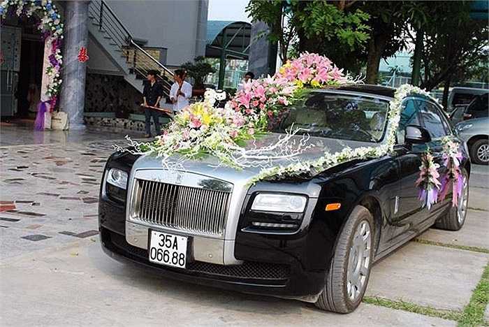 Những chiếc xe đình đám nhất tại vùng đất cố đô gồm cặp đôi Rolls-Royce Phantom rồng, Maybach 62S