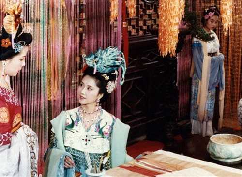 Chu Lâm (giữa), diễn viên sinh năm 1952, thủ vai Quốc vương Nữ Nhi Quốc.