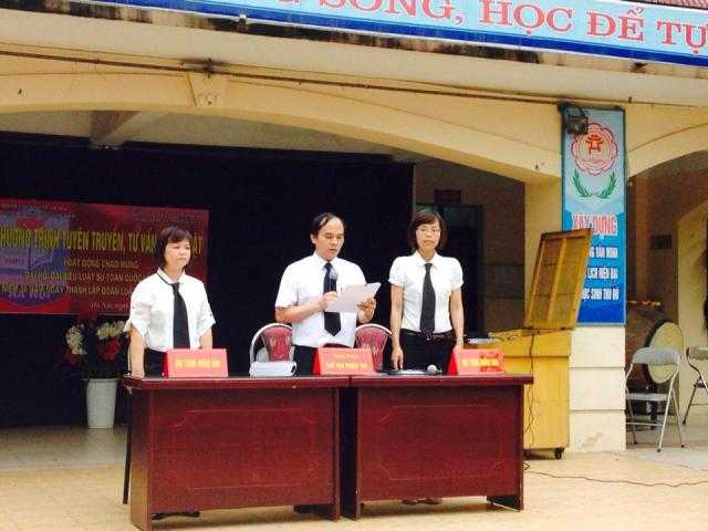 Chiều 21/4, tại trường Trung học phổ thông Lý Thường Kiệt (tổ 12, phường Thượng Thanh, quận Long Biên, Hà Nội), hàng trăm học sinh đã cùng nhau tìm hiểu về pháp luật thông qua Chương trình tuyên truyền, tư vấn pháp luật. 