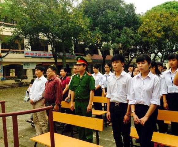 Các bạn học sinh của trường THPT Lý Thường Kiệt lần đầu được tham gia phiên tòa giả định tại trường