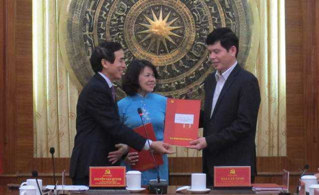Đồng chí Lê Anh Tuấn (bên phải ảnh) chính thức Quyết định luân chuyển, bổ nhiệm làm Phó Chủ tịch UNBD tỉnh Thanh Hóa