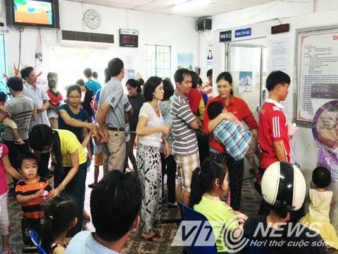 Hàng trăm phụ huynh đưa con đến Trung tâm Y tế dự phòng quận Thủ Đức tiêm phòng sởi
