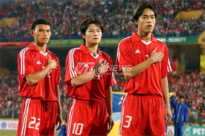 Ngày 14/12/2003, U23 Việt Nam gặp U23 Indonesia, Văn Quyến vẫn là niềm hy vọng vàng trên hàng công của đội bóng áo đỏ. Trong ảnh, đứng đầu là trung vệ Huy Hoàng, tiếp theo là Văn Quyến và cuối cùng là tiền vệ Tài Em.