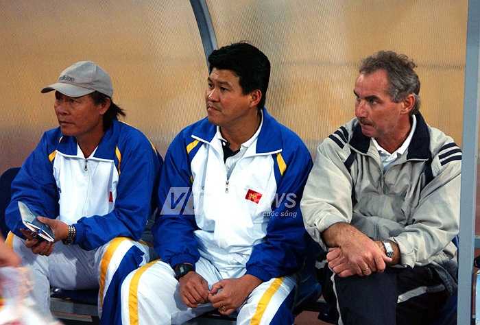 HLV trưởng Alfred Riedl, trợ lý Nguyễn Thành Vinh (trái)