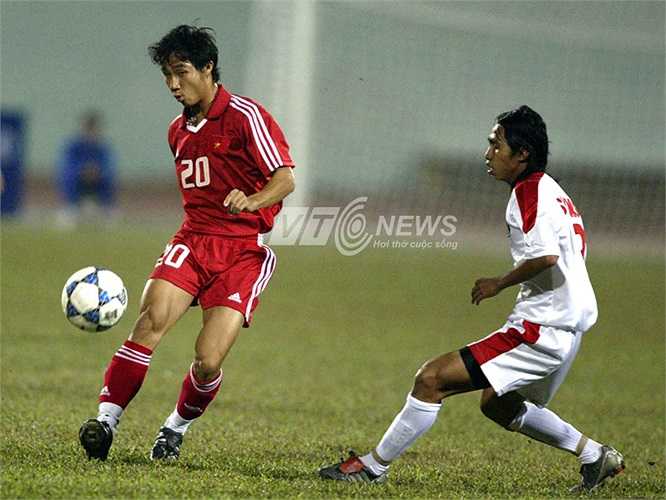 Quốc Vượng, tiền vệ phòng ngự hay nhất bóng đá Việt Nam lúc bấy giờ. Kết thúc hiệp 1 trận đấu này, U23 Việt Nam tạm vượt lên dẫn trước nhờ pha lập công của Phan Thanh Bình ở phút 34.
