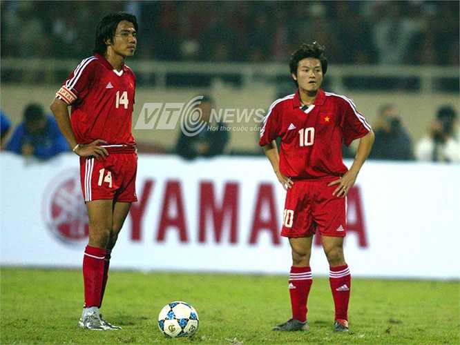 Sang hiệp 2, U23 Việt Nam vẫn hoàn toàn lấn lướt. Trong ảnh Văn Quyến và tiền vệ Hữu Thắng đứng trước một quả đá phạt.