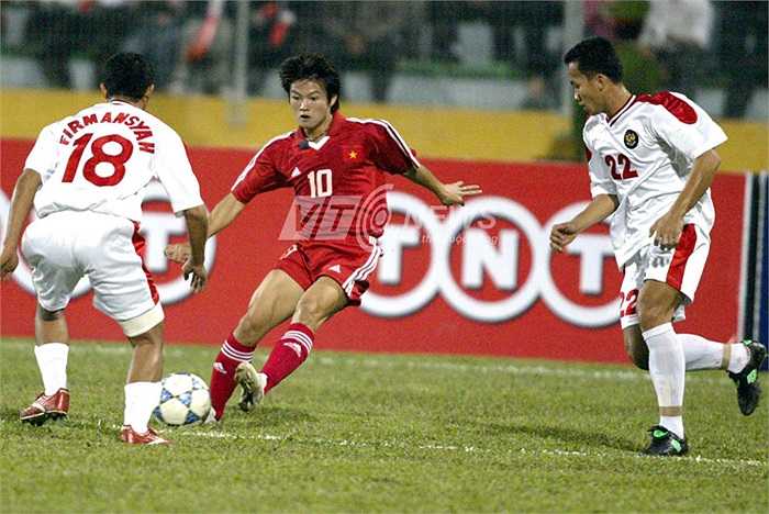 Văn Quyến solo trước hàng phòng ngự Indonesia