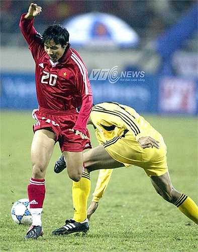 Quốc Vượng đưa U23 Việt Nam vượt lên ở phút 26 từ một pha nã đại bác tầm xa.
