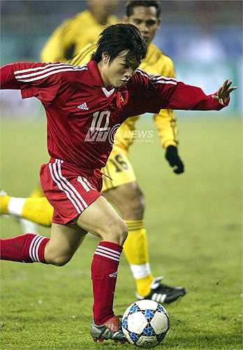 Phút 50, Văn Quyến nhân đôi cách biệt cho U23 Việt Nam sau một loạt những tình huống xử lý bóng đẳng cấp.