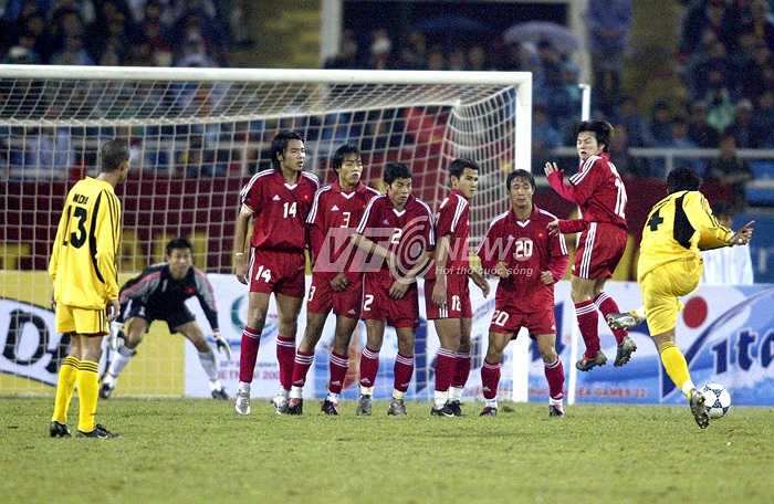 Phút 73, Syamsuri Mustafa có bàn thắng rút ngắn tỷ số xuồng còn 1-2 cho U23 Malaysia.
