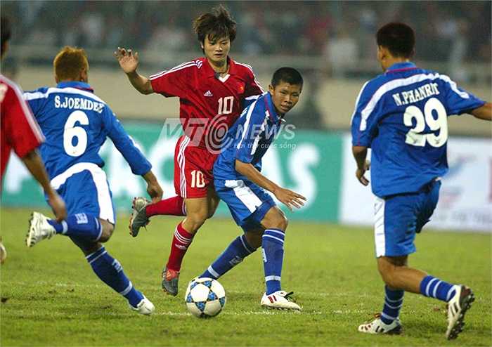 Đội chủ nhà đã chơi bùng nổ sau tiếng còi khai cuộc.