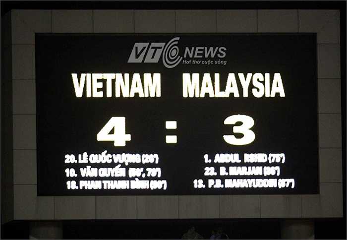 Trận đấu kết thúc với tỷ số 4-3 nghiêng về U23 Việt Nam. Đội chủ nhà vào chơi trận chung kết với rất nhiều cảm xúc, Văn Quyến được gọi tên 'cậu bé vàng'. (Tiểu Hàn - Ảnh: Quang Minh)