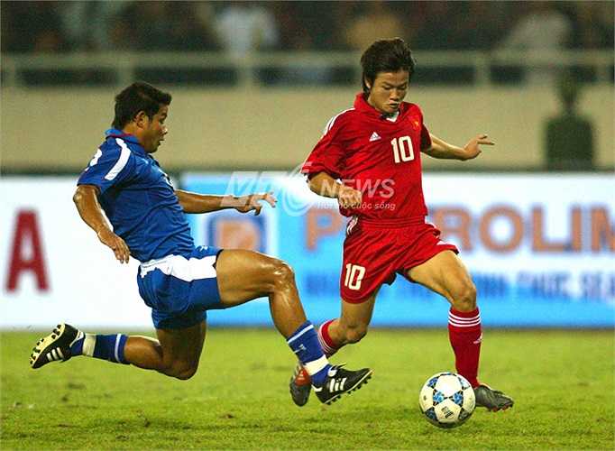 Phút 55 Văn Quyến dốc bóng thần tốc bên cánh trái vào vòng cấm U23 Thái Lan...