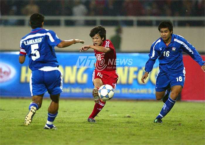 Tiền đạo xứ Nghệ ngoặt bóng rồi cứa lòng đẳng cấp mở tỷ số cho U23 Việt Nam. Đó là pha làm bàn để đời của Văn Quyến.