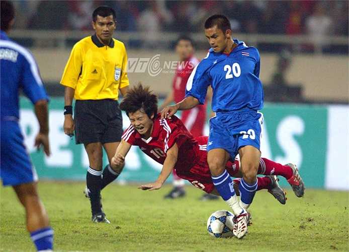 Sau Tiger Cup 1998, Việt Nam mới lại có một thế hệ cầu thủ chơi ngang ngửa với đội bóng xứ Chùa tháp. Và Văn Quyến chính là cái tên được nói đến nhiều nhất.