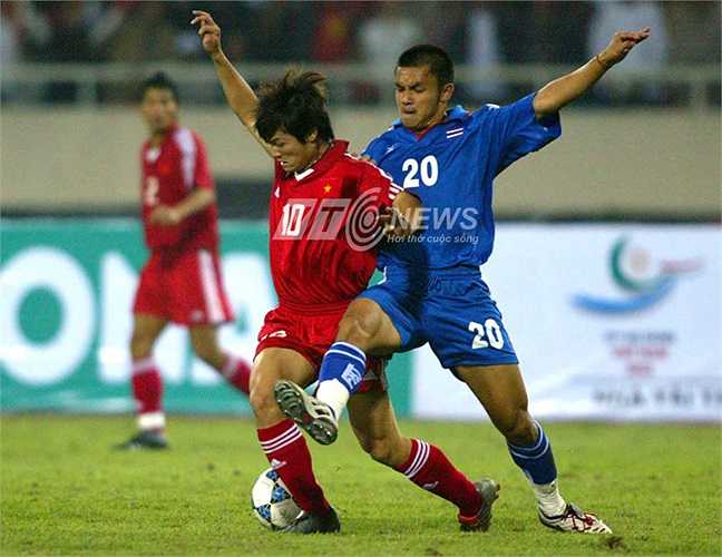 Pha tranh chấp bóng của Văn Quyến và hậu vệ cánh Anon Nanok của U23 Thái Lan.