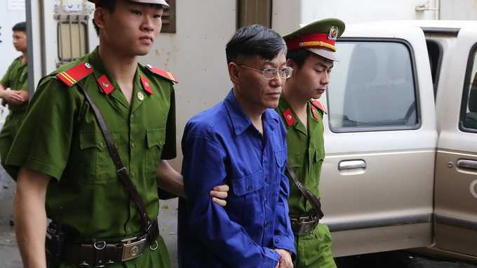 Xét xử Dương Chí Dũng: Có chỉ đạo miệng mua bằng được ụ nổi hỏng
