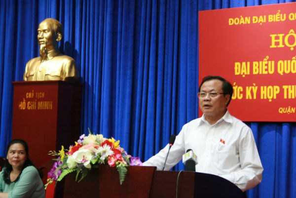 Bí thư Hà Nội Phạm Quang Nghị trao đổi với cử tri quận Hai Bà Trưng Hà Nội chiều 22/4. (Ảnh: Nguyễn Dũng)