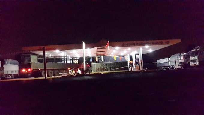 Nhiều xe tải đậu trong cây xăng Bình Thuận chuẩn bị phóng ra đường - Ảnh: Nguyễn Nam