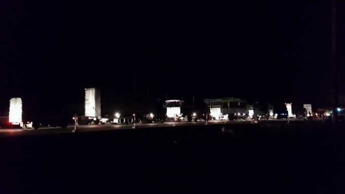 Từ 2g sáng, hàng dài xe cộ nối đuôi nhau làm tê liệt 20km trên quốc lộ 1 tại Bình Thuận - Ảnh: Nguyễn Nam