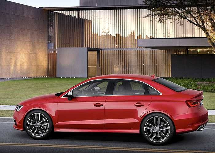 Đáng chú ý là công nghệ kết nối Internet tốc độ cao 4G LTE lần đầu tiên được trang bị trên một chiếc xe hơi, hệ thống Audi Drive Select, hệ thống xử lý hình ảnh GPU của NVIDIA, tạo ra hình ảnh 3D khi sử dụng các chức năng như điều khiển giọng nói, định vị, gọi điện, ứng dụng online. 