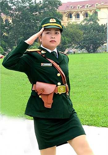 Khối trưởng nhìn bên phải chào