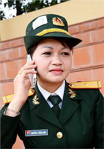 Chị Nguyễn Thị Hồng Hiệp, Đoàn KTQP 313 (Vị Xuyên, Hà Giang) gửi con nhỏ về Hà Nội nhờ chị gái trông giúp, lúc giải lao chị chỉ gặp con qua điện thoại