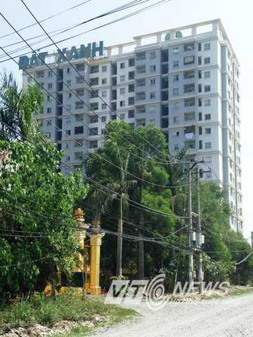 Người đàn ông ngoại quốc treo cổ bí ẩn trong chung cư