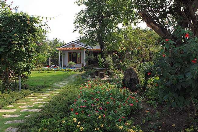 Phía đối diện căn nhà chính là vườn rau xanh tốt quanh năm. Rất nhiều loại cây trái: Mít, ổi, bưởi, khế… được nữ ca sỹ chăm chút cẩn thận. 