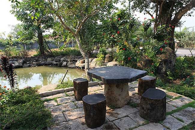 Bên ngoài vườn, Ngô Mai Trang cũng kê một bộ bàn đá là nơi thư giãn, uống trà.