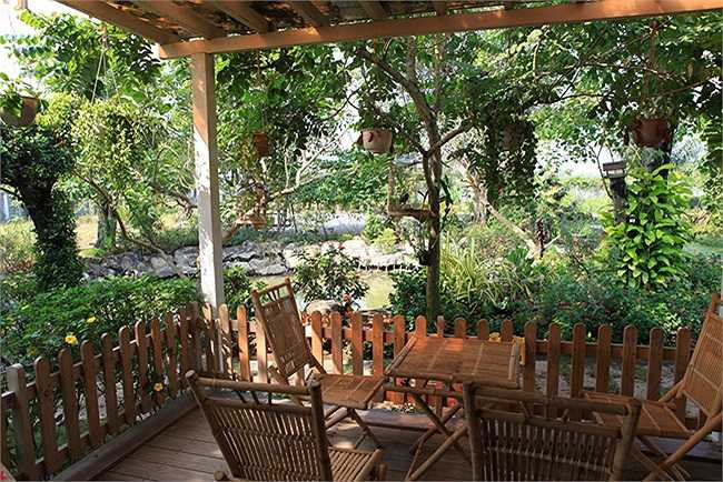 Ngoài ra, bộ bàn ghế nhỏ bằng tre ngoài hiên là nơi ăn nhẹ và thưởng thức cà phê buổi sáng. 