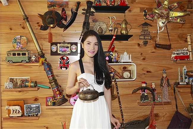 Một điểm nhấn thú vị trong nhà, đó là bức tường gỗ nơi lưu giữ các vật lưu niệm của hơn 50 nước và các vùng đất danh thắng mà 2 vợ chồng cô đã đi qua.