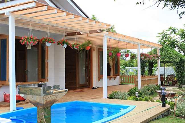 Bể bơi nhỏ ngay bên ngoài là không gian thư giãn tuyệt vời của hai vợ chồng. (Theo Khám phá).