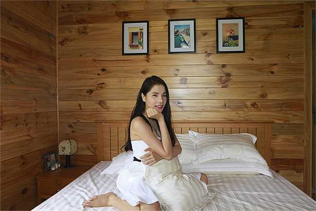 Phòng ngủ của Mai Trang đơn giản và trang nhã. 