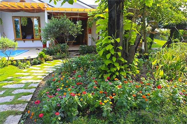 Không gian trong và xung quanh nhà được nữ chủ nhân chăm chút tỉ mỉ.