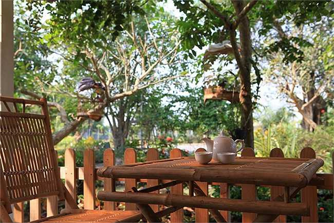 Bàn uống trà bên hiên nhà tạo cảm giác thư thái mỗi khi nữ ca sỹ mệt nhọc.