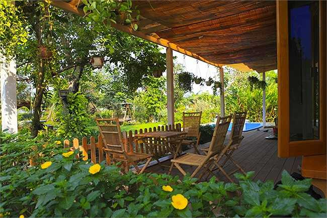 Những cây cổ thụ tạo bóng mát, các thảm cỏ xanh và hoa tạo nên không gian thơ mộng cho ngôi biệt thự.