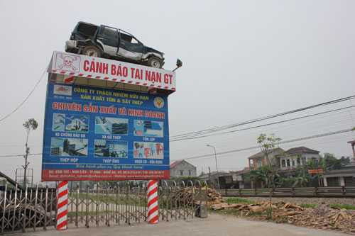  Biển cảnh báo tai nạn độc đáo này được đặt trên bệ bê tông cao 7 m, nằm trong khuôn viên công ty của ông Định. Ảnh:Hải Bình.