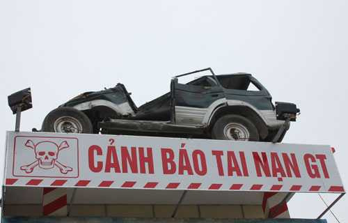  Chiếc xe bẹp dúm được ông Định mua lại sau vụ tai nạn thảm khốc ở tỉnh khác. Ảnh: Hải Bình.