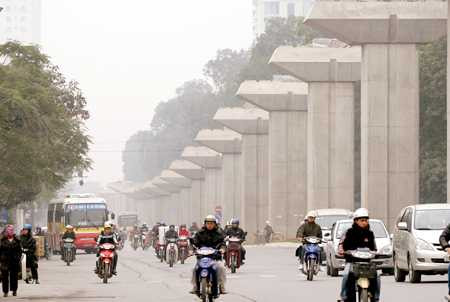 Hệ thống trụ cột của tuyến đường sắt số 3 đã được xây dựng xong và đang được thi công lắp dầm. Ảnh: VnExpress