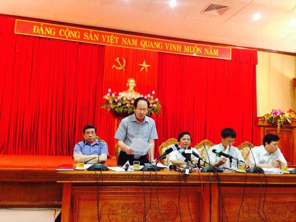 Ông Lâm Quốc Hùng, Phó Chủ tịch UBND quận Hoàn Kiếm đang phát biểu về dự án giãn dân phố cổ