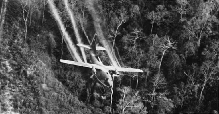 Máy bay Mỹ phun chất độc da cam xuống một khu rừng ở miền Bắc Việt Nam.