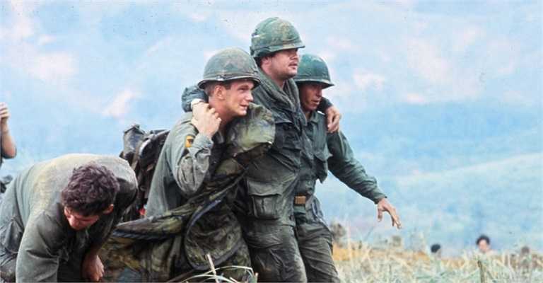 Lính Mỹ dìu đồng đội bị thương gần Khe Sanh vào tháng 4/1968
