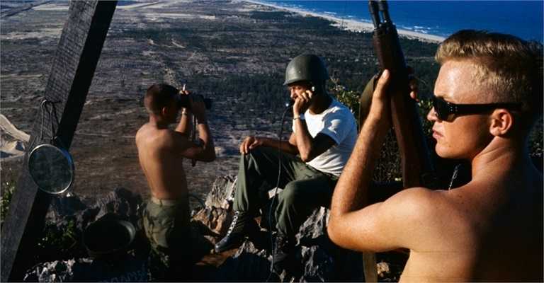 Lính Mỹ quan sát tình hình tại căn cứ không quân ở Đà Nẵng