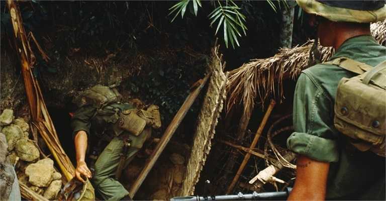 Thủy quân lục chiến Mỹ tìm kiếm dấu vết hai đường hầm, địa đạo của quân giải phóng gần Đà Nẵng. 