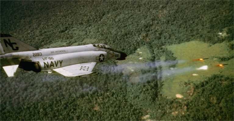 Hải quân Mỹ phóng tên lửa từ chiếc Phantom F4B vào một mục tiêu được cho là nơi cư trú của các chiến sỹ Việt Nam