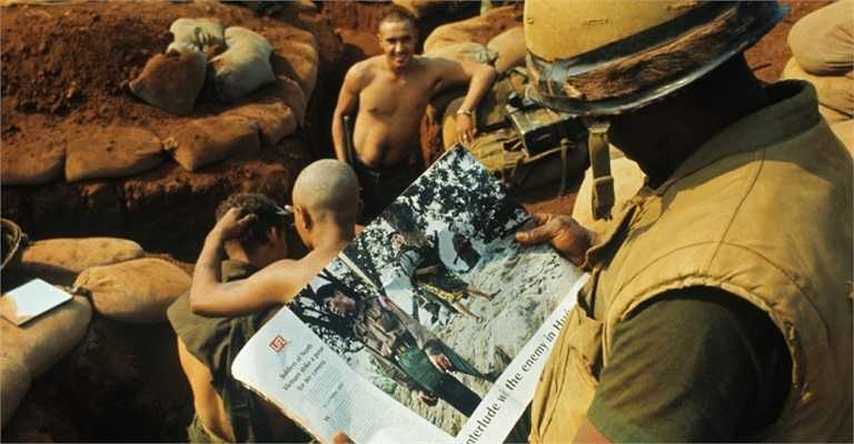 Thủy quân lục chiến Mỹ tận hưởng giây phút yên tĩnh trong hầm gần Khe Sanh.