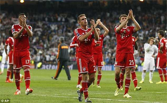 Tan trận, các cầu thủ Bayern buồn bã gửi lời cảm ơn đến những CĐV đã hành quân cùng họ tới Tây Ban Nha