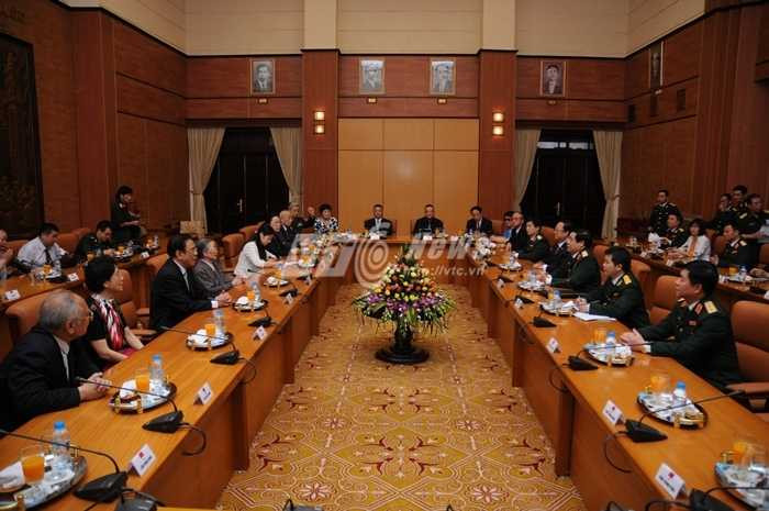 Bộ trưởng Quốc phòng tiếp thân nhân cựu cố vấn quân sự Trung Quốc